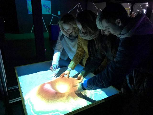 Студенти біля макету ландшафту